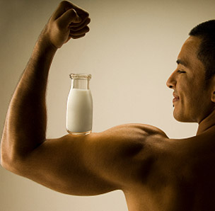 Вред и польза молока для спортивных парней
