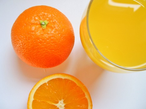 Апельсиновый сок помогает нейтрализовать воздействие жирной еды   