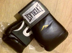черные тренировочные боксерские перчатки Everlast 14 oz черные тренировочные боксерские перчатки Everlast 14 oz